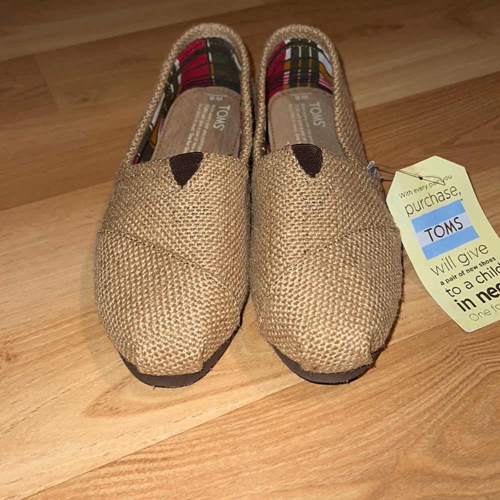 💥❤️ NWT Toms burlap slip-ons, women’s size 6 ❤️💥